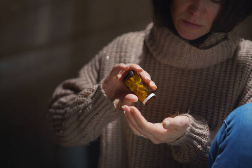 Eine depressive Frau, die Tabletten nimmt, Konzept der psychischen Gesundheit. - HPIF02650