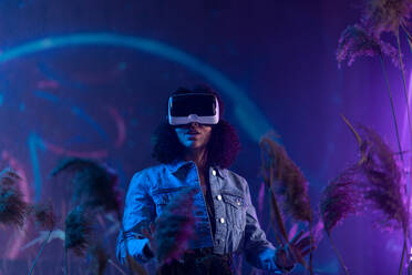 Metaverse digitale Cyber-Welt-Technologie, Mädchen mit Virtual-Reality-VR-Brille spielen Augmented-Reality-Spiel, futuristischen Lebensstil - HPIF02808