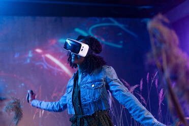 Metaverse digitale Cyber-Welt-Technologie, Mädchen mit Virtual-Reality-VR-Brille spielen Augmented-Reality-Spiel, futuristischen Lebensstil - HPIF02809