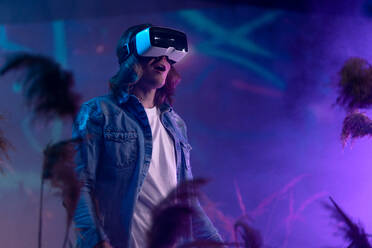 Metaverse digitale Cyber-Welt-Technologie, ein Mann mit virtueller Realität VR-Brille spielen Augmented-Reality-Spiel, futuristischen Lebensstil - HPIF02818