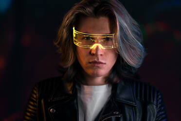 Metaverse digitale Cyberwelt Technologie, Porträt eines jungen Mannes mit intelligenter Brille, futuristischer Lebensstil - HPIF02832