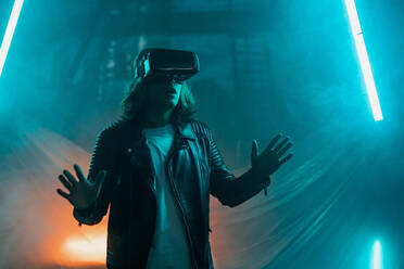 Metaverse digitale Cyber-Welt-Technologie, ein Mann mit virtueller Realität VR-Brille spielen Augmented-Reality-Spiel, futuristischen Lebensstil - HPIF02835