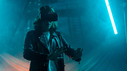Metaverse digitale Cyber-Welt-Technologie, ein Mann mit virtueller Realität VR-Brille spielen Augmented-Reality-Spiel, futuristischen Lebensstil - HPIF02836
