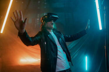 Metaverse digitale Cyber-Welt-Technologie, ein Mann mit virtueller Realität VR-Brille spielen Augmented-Reality-Spiel, futuristischen Lebensstil - HPIF02838