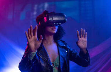 Metaverse digitale Cyber-Welt-Technologie, Mädchen mit Virtual-Reality-VR-Brille spielen Augmented-Reality-Spiel, futuristischen Lebensstil - HPIF02842