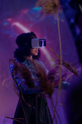 Metaverse digitale Cyber-Welt-Technologie, Mädchen mit Virtual-Reality-VR-Brille spielen Augmented-Reality-Spiel, futuristischen Lebensstil - HPIF02850