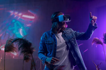 Metaverse digitale Cyber-Welt-Technologie, ein Mann mit virtueller Realität VR-Brille spielen Augmented-Reality-Spiel, futuristischen Lebensstil - HPIF02853
