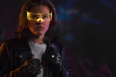 Metaverse digitale Cyber-Welt-Technologie, ein Mann mit virtueller Realität VR-Brille spielen Augmented-Reality-Spiel, futuristischen Lebensstil - HPIF02860