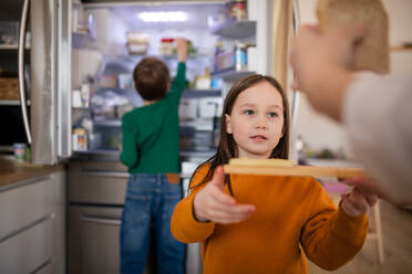 Kleine Kinder helfen ihrer Mutter zu Hause in der Küche. - HPIF03033