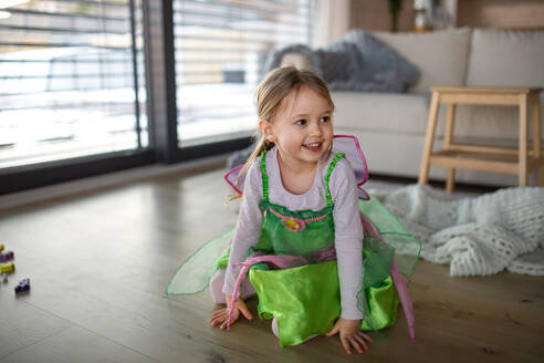 Ein kleines Mädchen im Feenkostüm spielt zu Hause. - HPIF03070