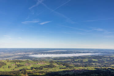 Deutschland, Bayern, Blick vom Berggipfel in den Chiemgauer Alpen - FOF13225