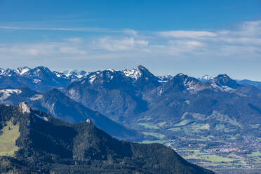 Deutschland, Bayern, Blick auf ein Tal in den Chiemgauer Alpen - FOF13229