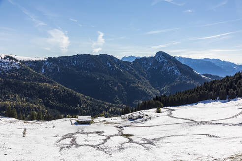Deutschland, Bayern, Blick vom schneebedeckten Gipfel in den Chiemgauer Alpen - FOF13230