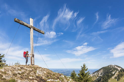 Deutschland, Bayern, Wanderin vor dem Gipfelkreuz des Karkopfes - FOF13232