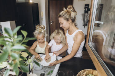 Frau mit Töchtern beim Geschirrspülen in der Küche - SIF00578