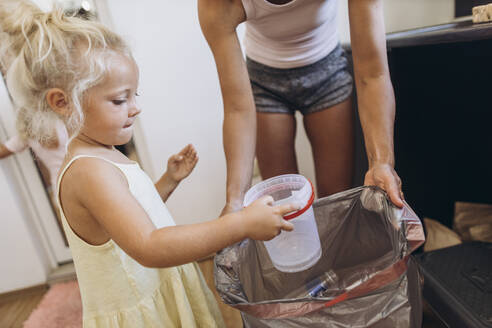 Mutter und Tochter sammeln Plastikmüll in der Küche - SIF00600
