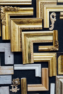 Wall with different kind of frame samples - MEUF08829