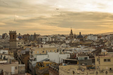 Spain, Valencia, City houses at dusk - JMF00636