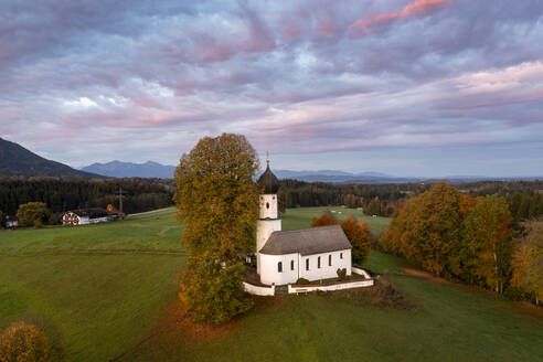 Deutschland, Bayern, Bad Heilbrunn, Luftaufnahme der Kirche Mariä Heimsuchung in der Herbstdämmerung - LBF03662