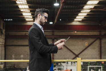 Geschäftsmann mit Tablet-PC in der Industrie - EBBF07431