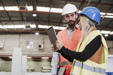 Ingenieure diskutieren in der Industrie über Tablet-PCs - EBBF07453