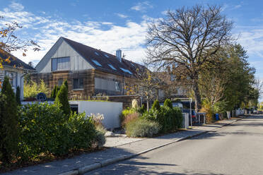 Deutschland, Bayern, München, Straße vor einem modernen Passivhaus mit Holzwänden - MAMF02332