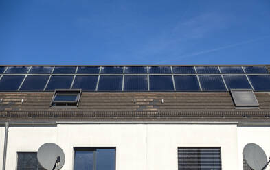 Deutschland, Bayern, München, Dach eines modernen Passivhauses, ausgestattet mit Solarzellen - MAMF02333
