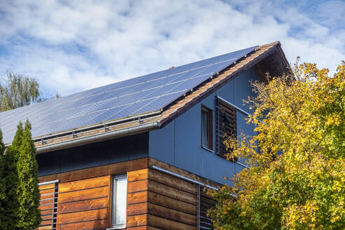 Deutschland, Bayern, München, Dach eines modernen Passivhauses, ausgestattet mit Solarzellen - MAMF02340