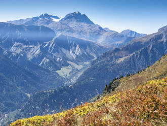 Blick auf die Berge unter blauem Himmel im Nationalpark Vanoise, Frankreich - LAF02781