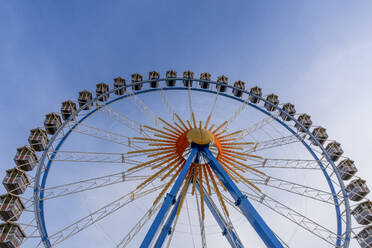 Ferris wheel under blue sky - MAMF02347