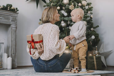 Mutter versteckt Weihnachtsgeschenk vor Sohn zu Hause - NDEF00254