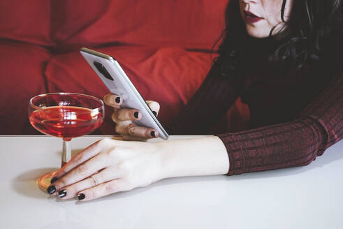 Frau fotografiert rotes Getränk mit Smartphone - SVCF00216