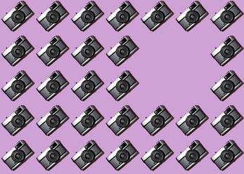 Dreidimensionales Muster aus Reihen von Kameras mit einem einzigen leeren Punkt - GIOF15697
