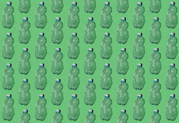 Muster von Reihen leerer Plastikflaschen, die flach vor grünem Hintergrund liegen - GIOF15701