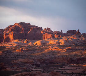 Atemberaubender Blick auf Sandsteinformationen in der Nähe der trockenen Wüste bei bedecktem Himmel im Monument Valley, USA - ADSF41770