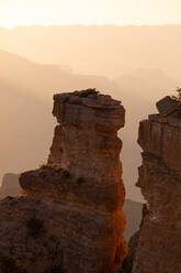 Unebene Steinformationen im Grand-Canyon-Nationalpark in Arizona, USA, an einem nebligen Morgen - ADSF41771