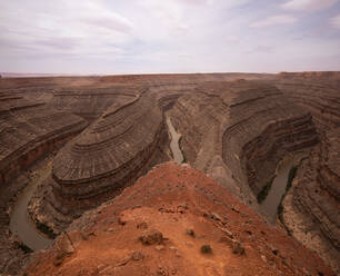 Malerische Ansicht der Horseshoe Bend Formation des Grand Canyon mit kurvigen Fluss gegen bewölkten Abendhimmel in Arizona, USA gelegen - ADSF41773