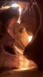 Atemberaubender Blick auf die vom Sonnenlicht beleuchteten, unebenen, kurvigen Wände des Antelope Canyon in Arizona, USA - ADSF41777