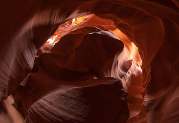 Atemberaubender Blick auf die vom Sonnenlicht beleuchteten, unebenen, kurvigen Wände des Antelope Canyon in Arizona, USA - ADSF41778