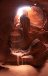 Atemberaubender Blick auf die vom Sonnenlicht beleuchteten, unebenen, kurvigen Wände des Antelope Canyon in Arizona, USA - ADSF41779