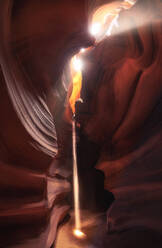 Atemberaubender Blick auf die vom Sonnenlicht beleuchteten, unebenen, kurvigen Wände des Antelope Canyon in Arizona, USA - ADSF41783