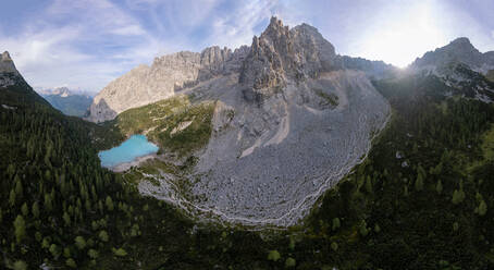 Luftaufnahme Fischauge des Sorapis-Sees in den Dolomiten Alpen unter blauem bewölktem Himmel an einem sonnigen Tag - ADSF41798