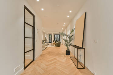 Innere Passage mit Parkettboden in einem modernen Haus - ADSF41861