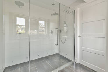 Innenraum einer modernen Dusche mit weißen Wänden - ADSF41912