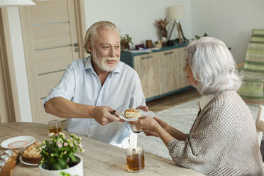 Älteres Ehepaar bei Kuchen und Tee zu Hause - LLUF00984