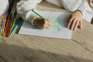 Mädchen zeichnet ein Bild am Tisch - LLUF01016