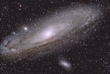 Andromeda-Galaxie inmitten leuchtender Sterne im Weltraum - ZCF01137