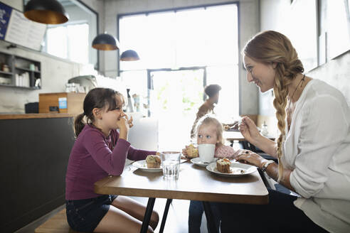 Mutter und Töchter essen Desserts im Cafe - NURF00001
