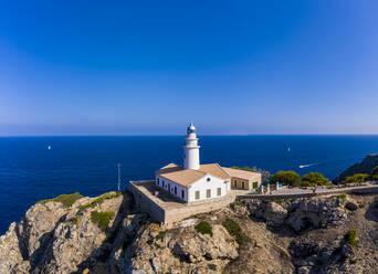 Blick auf den Leuchtturm Far de Capdepera unter blauem Himmel - AMF09676