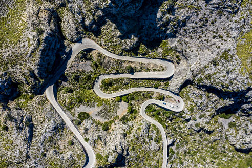 Luftaufnahme der Serpentinenstraße MA-2141 nach Sa Calobra, Serra de Tramuntana, Spanien - AMF09682